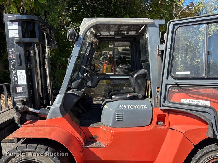 image for item ET8592 2012 Toyota 7FDU60 forklift