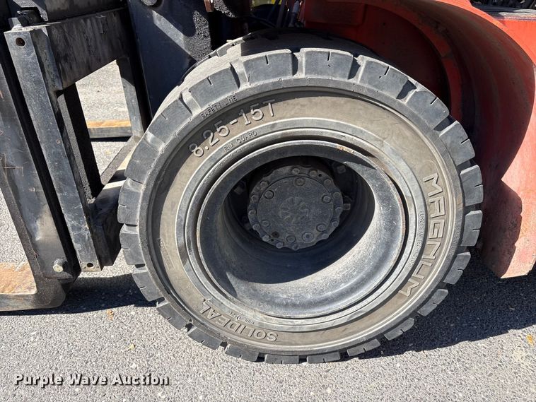 image for item ET8592 2012 Toyota 7FDU60 forklift