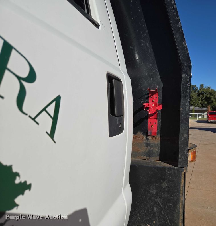 image for item EU3893 2005 Ford F550 Super Duty flatbed truck