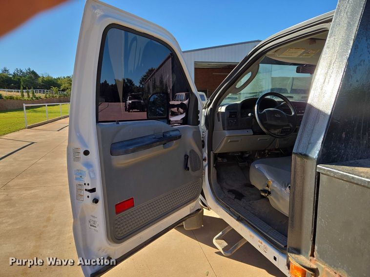 image for item EU3893 2005 Ford F550 Super Duty flatbed truck