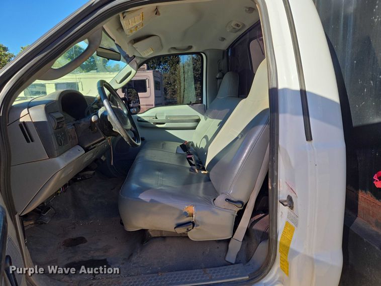 image for item EU3893 2005 Ford F550 Super Duty flatbed truck