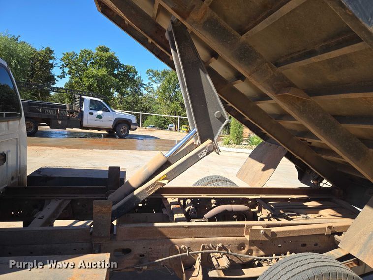 image for item EU3894 2006 Ford F350 Super Duty dump flatbed pickup truck