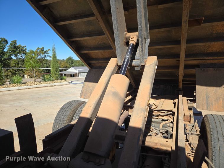 image for item EU3894 2006 Ford F350 Super Duty dump flatbed pickup truck