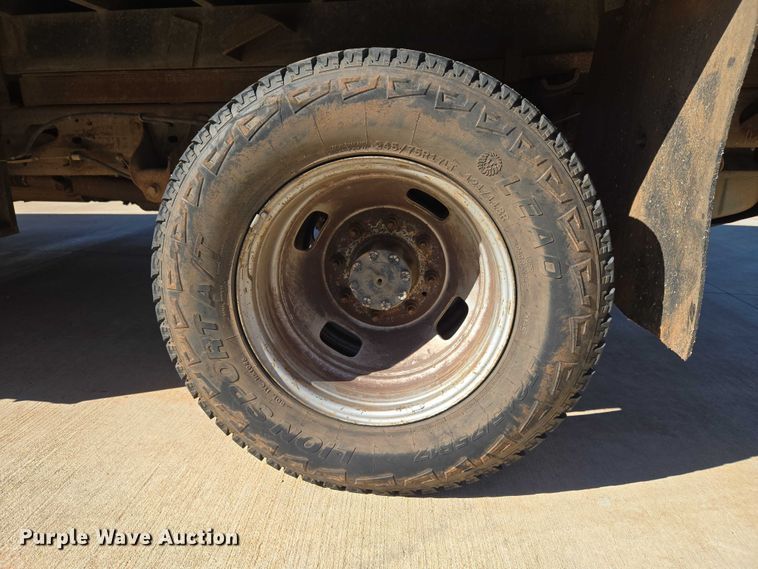 image for item EU3894 2006 Ford F350 Super Duty dump flatbed pickup truck