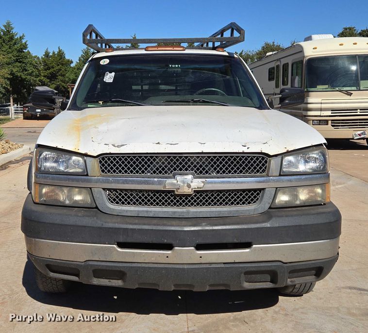 image for item EU3895 2006 Chevrolet Silverado 3500 flatbed pickup truck