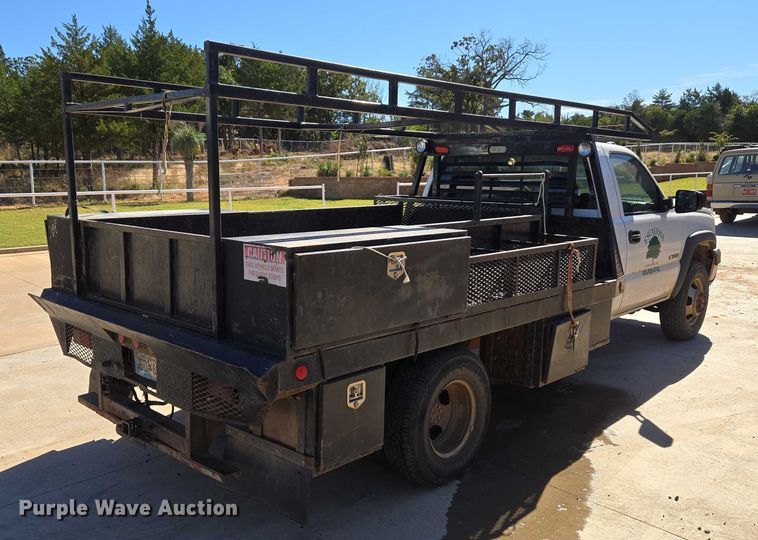 image for item EU3895 2006 Chevrolet Silverado 3500 flatbed pickup truck