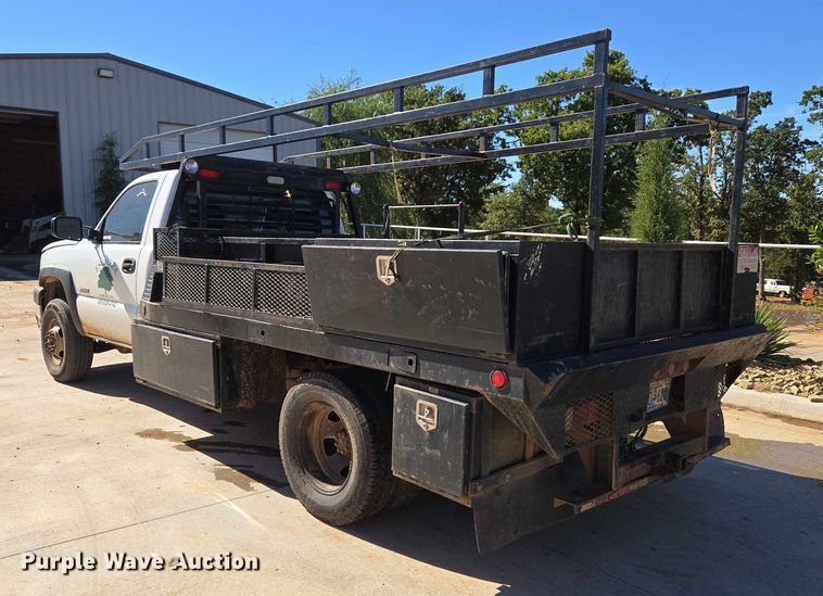 image for item EU3895 2006 Chevrolet Silverado 3500 flatbed pickup truck