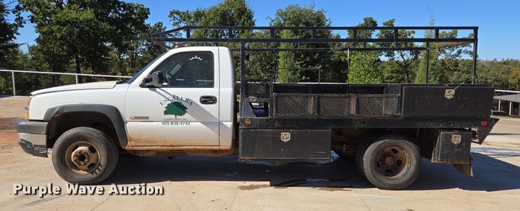 image for item EU3895 2006 Chevrolet Silverado 3500 flatbed pickup truck