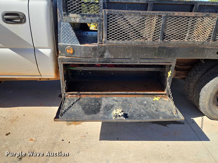 image for item EU3895 2006 Chevrolet Silverado 3500 flatbed pickup truck