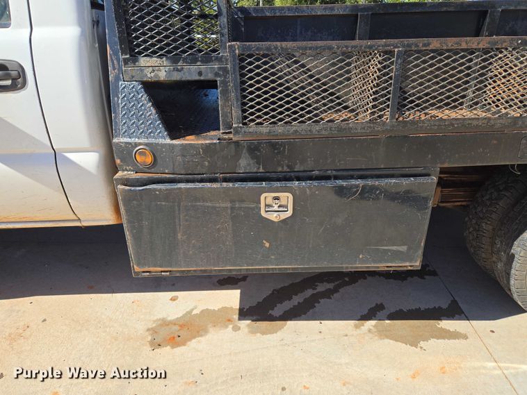 image for item EU3895 2006 Chevrolet Silverado 3500 flatbed pickup truck