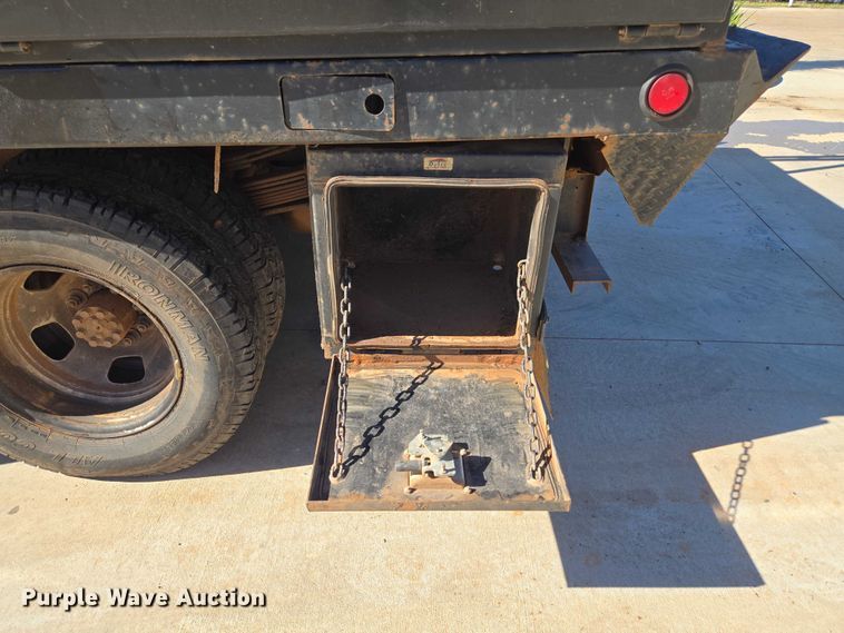 image for item EU3895 2006 Chevrolet Silverado 3500 flatbed pickup truck