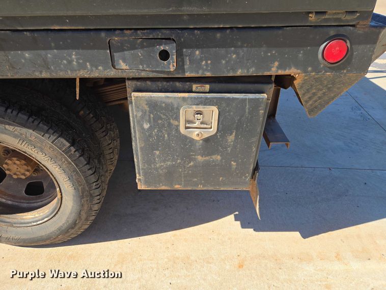 image for item EU3895 2006 Chevrolet Silverado 3500 flatbed pickup truck