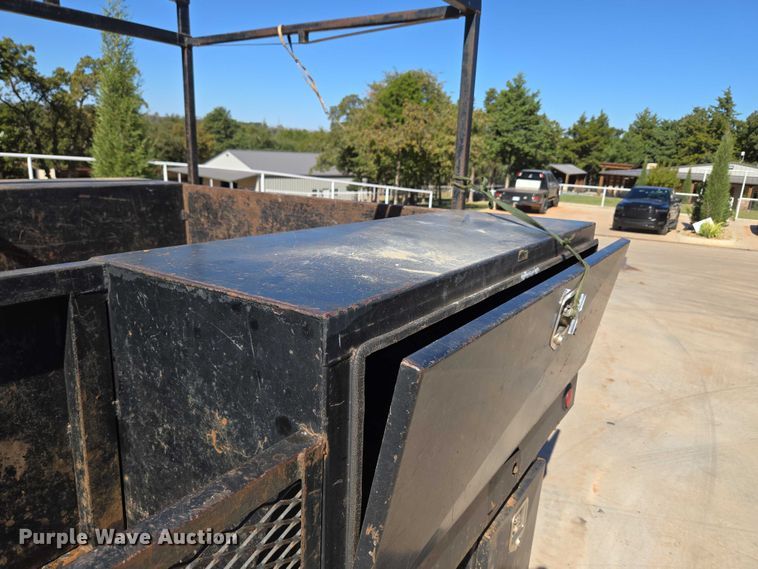 image for item EU3895 2006 Chevrolet Silverado 3500 flatbed pickup truck