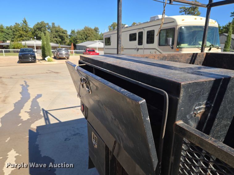 image for item EU3895 2006 Chevrolet Silverado 3500 flatbed pickup truck