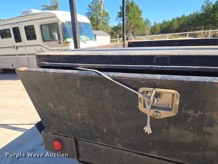 image for item EU3895 2006 Chevrolet Silverado 3500 flatbed pickup truck