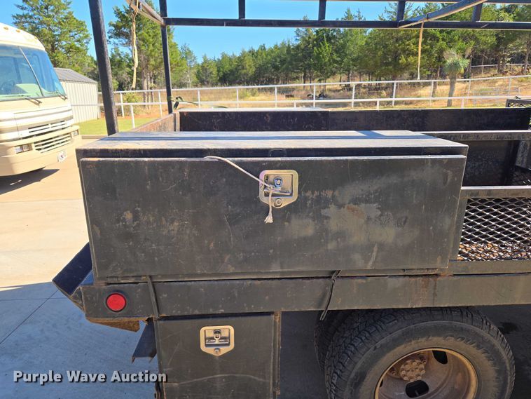 image for item EU3895 2006 Chevrolet Silverado 3500 flatbed pickup truck