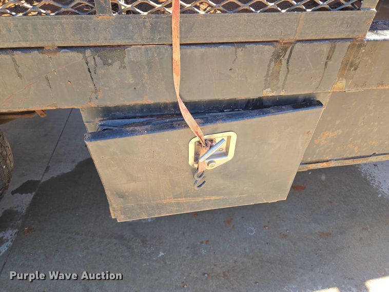 image for item EU3895 2006 Chevrolet Silverado 3500 flatbed pickup truck