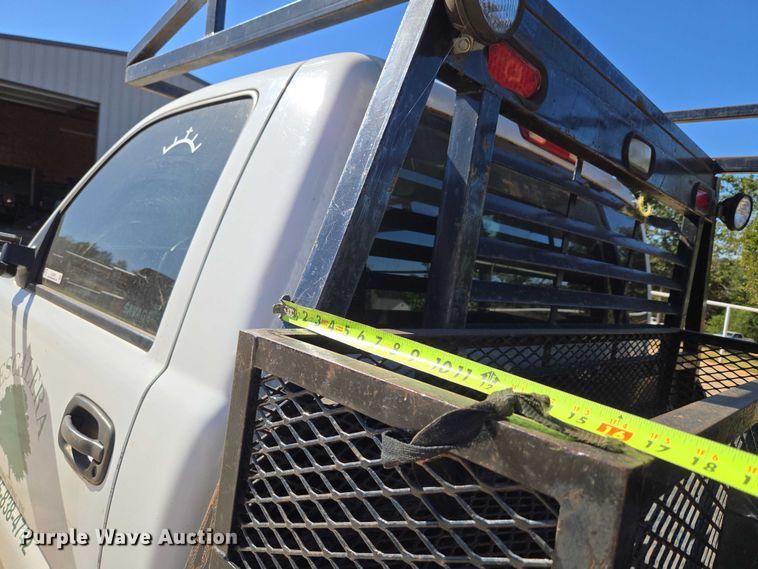 image for item EU3895 2006 Chevrolet Silverado 3500 flatbed pickup truck