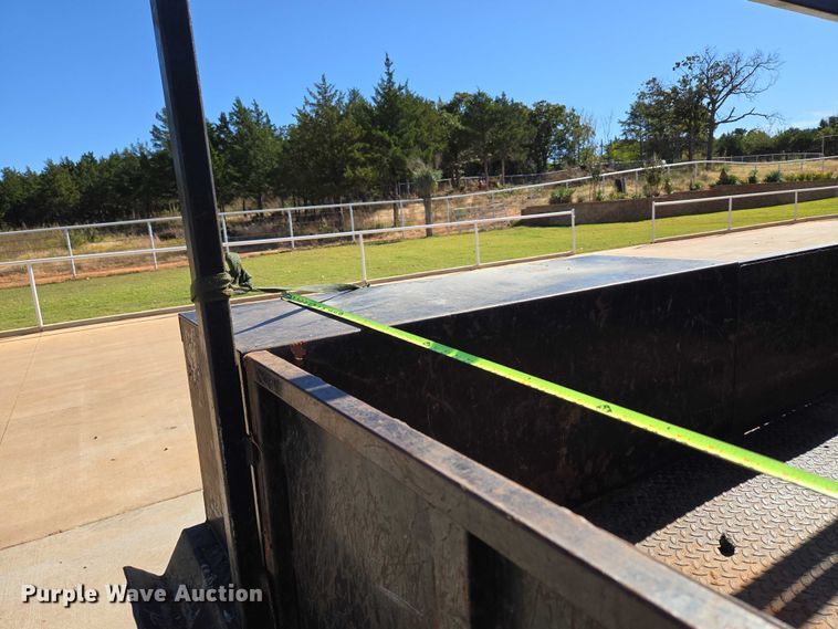 image for item EU3895 2006 Chevrolet Silverado 3500 flatbed pickup truck