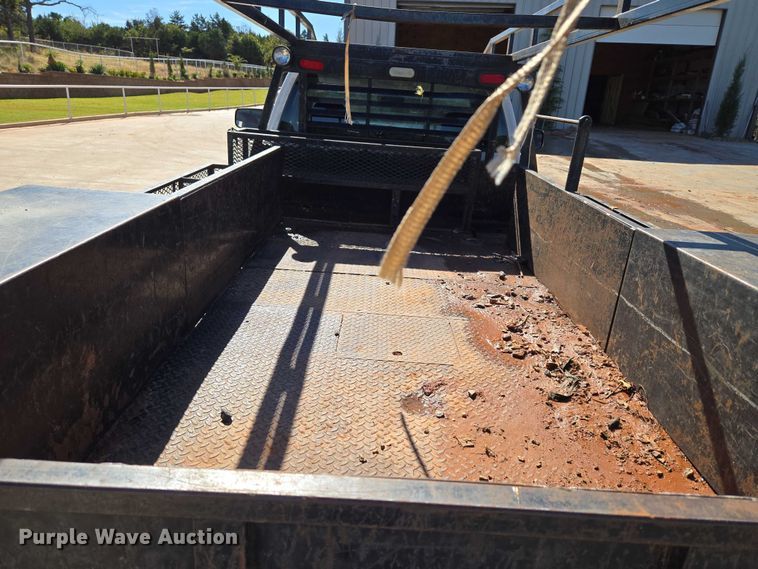 image for item EU3895 2006 Chevrolet Silverado 3500 flatbed pickup truck