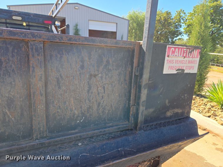 image for item EU3895 2006 Chevrolet Silverado 3500 flatbed pickup truck