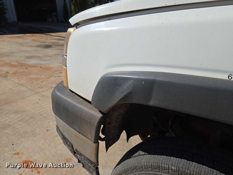 image for item EU3895 2006 Chevrolet Silverado 3500 flatbed pickup truck