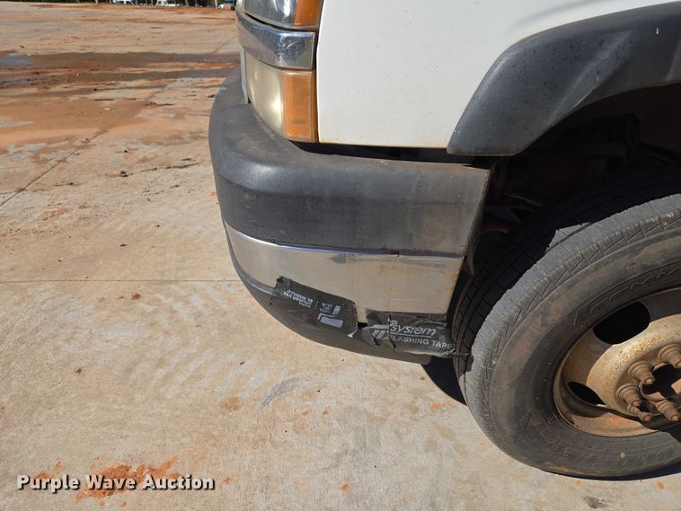 image for item EU3895 2006 Chevrolet Silverado 3500 flatbed pickup truck