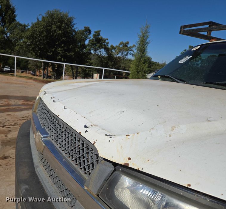 image for item EU3895 2006 Chevrolet Silverado 3500 flatbed pickup truck