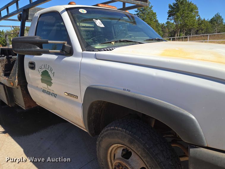 image for item EU3895 2006 Chevrolet Silverado 3500 flatbed pickup truck