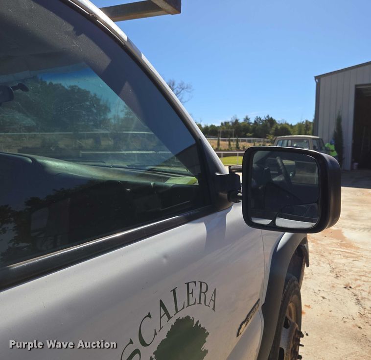 image for item EU3895 2006 Chevrolet Silverado 3500 flatbed pickup truck