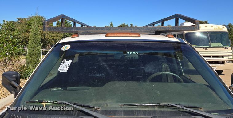 image for item EU3895 2006 Chevrolet Silverado 3500 flatbed pickup truck