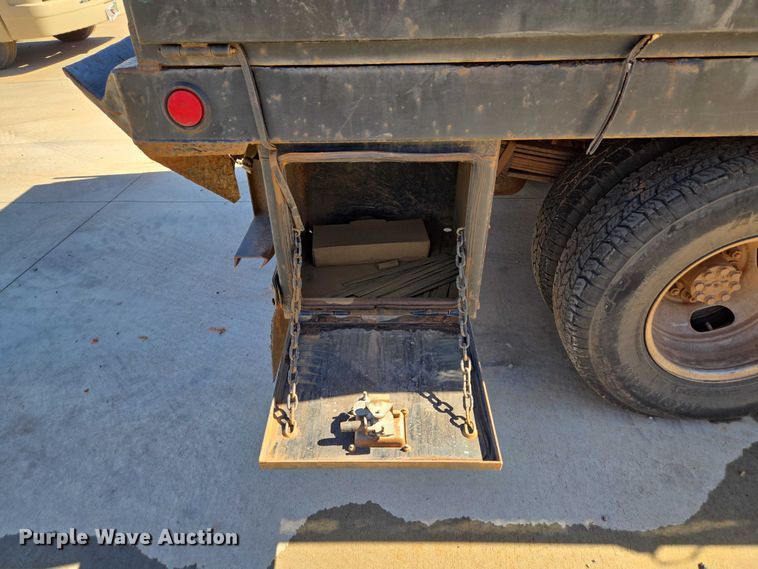 image for item EU3895 2006 Chevrolet Silverado 3500 flatbed pickup truck