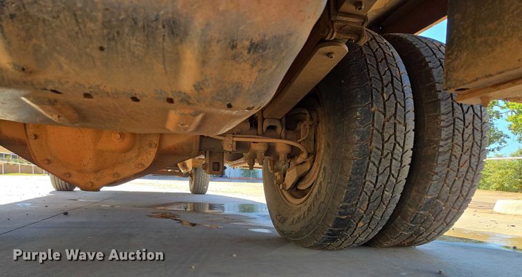 image for item EU3895 2006 Chevrolet Silverado 3500 flatbed pickup truck