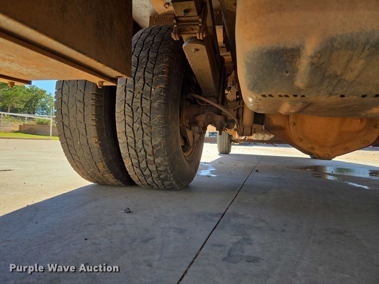 image for item EU3895 2006 Chevrolet Silverado 3500 flatbed pickup truck