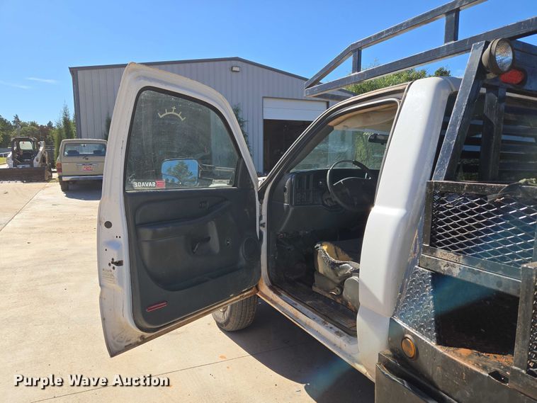 image for item EU3895 2006 Chevrolet Silverado 3500 flatbed pickup truck