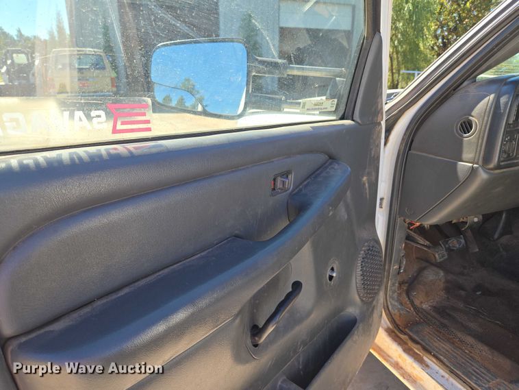 image for item EU3895 2006 Chevrolet Silverado 3500 flatbed pickup truck