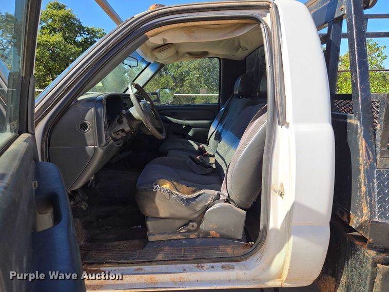 image for item EU3895 2006 Chevrolet Silverado 3500 flatbed pickup truck