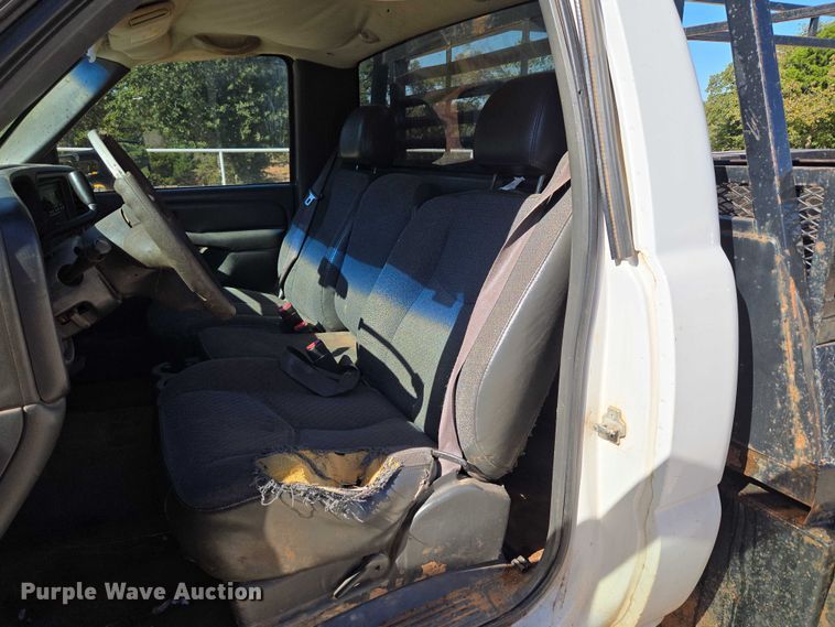 image for item EU3895 2006 Chevrolet Silverado 3500 flatbed pickup truck