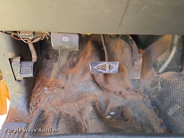 image for item EU3895 2006 Chevrolet Silverado 3500 flatbed pickup truck