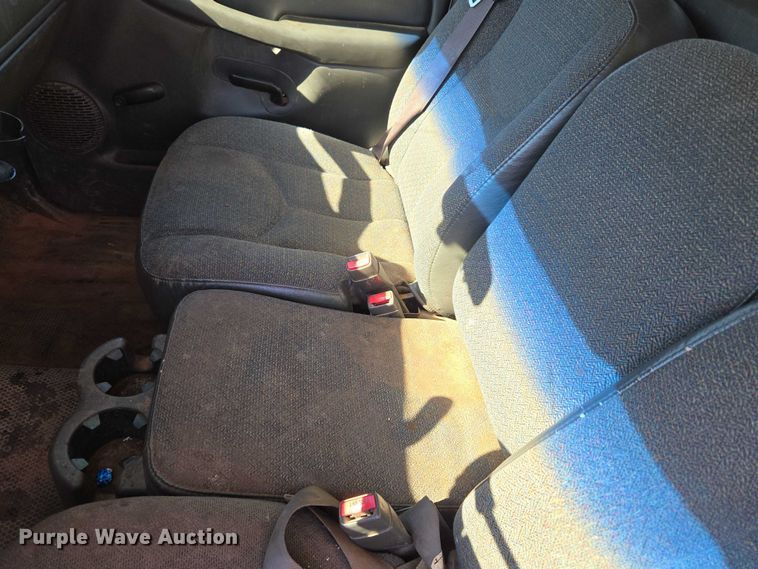 image for item EU3895 2006 Chevrolet Silverado 3500 flatbed pickup truck