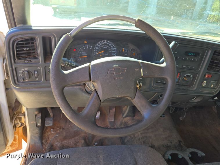 image for item EU3895 2006 Chevrolet Silverado 3500 flatbed pickup truck