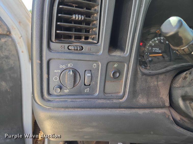 image for item EU3895 2006 Chevrolet Silverado 3500 flatbed pickup truck