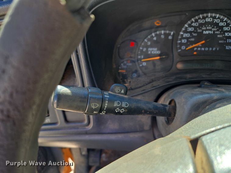 image for item EU3895 2006 Chevrolet Silverado 3500 flatbed pickup truck