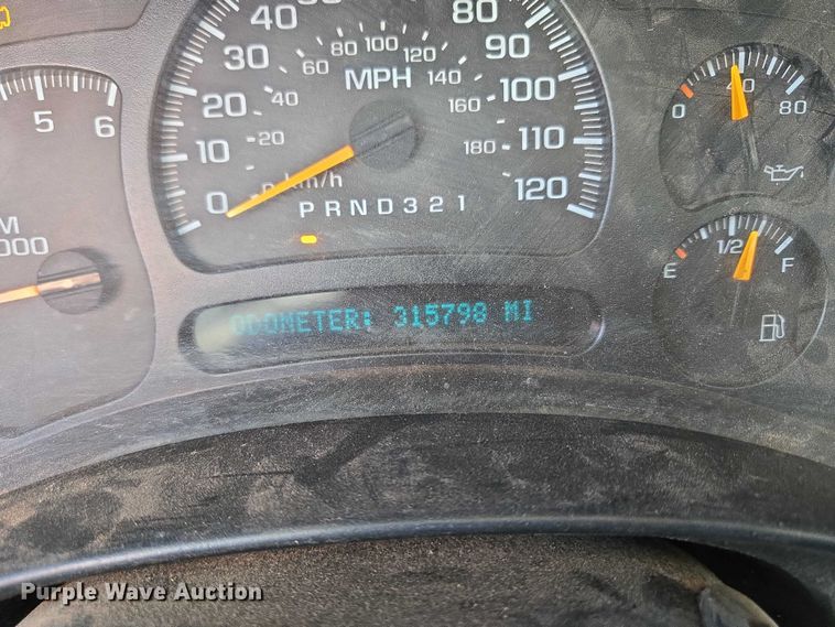 image for item EU3895 2006 Chevrolet Silverado 3500 flatbed pickup truck