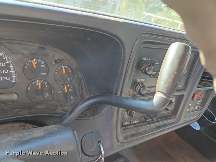 image for item EU3895 2006 Chevrolet Silverado 3500 flatbed pickup truck