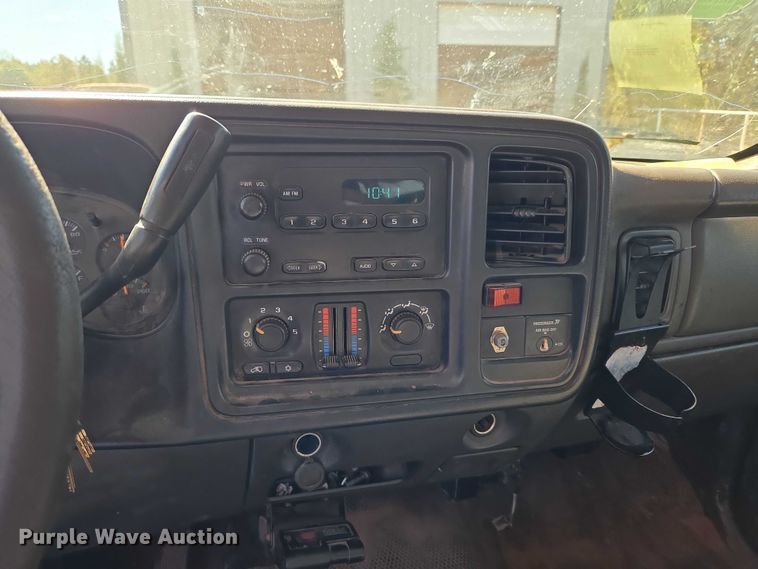 image for item EU3895 2006 Chevrolet Silverado 3500 flatbed pickup truck