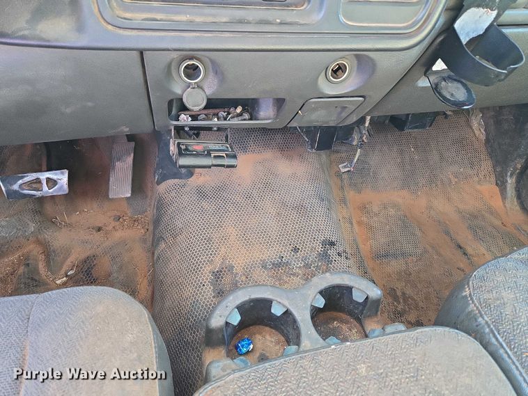 image for item EU3895 2006 Chevrolet Silverado 3500 flatbed pickup truck