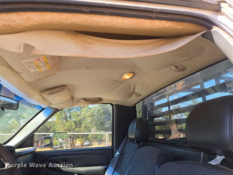 image for item EU3895 2006 Chevrolet Silverado 3500 flatbed pickup truck