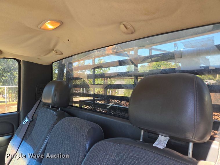 image for item EU3895 2006 Chevrolet Silverado 3500 flatbed pickup truck