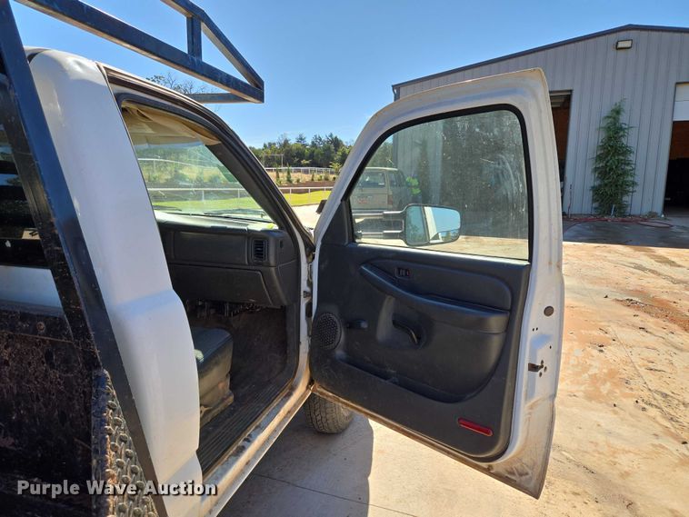 image for item EU3895 2006 Chevrolet Silverado 3500 flatbed pickup truck